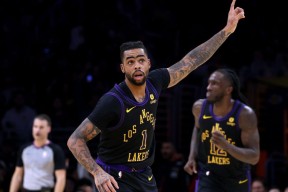 爱游戏体育- 西亚卡姆意外战胜湖人，比赛局势复杂引爆全场！全场沸腾不已