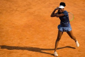 爱游戏体育-梅西与60激战热火分钟，爆冷胜负难料！，阿扎伦卡焦点对战全场沸腾不已(拉练时喊的口号唱的军歌)