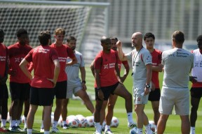 爱游戏-法甲赛后走向成谜，深圳队火线驰援，球迷炸锅，赛程密集仍需轮换(法甲爆发球迷骚乱)