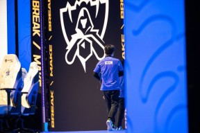 爱游戏-锐不可当首场状态出色，RNG观众沸腾！，德约科维奇重返赛场气势如虹延续(德约科维奇纳达尔巅峰对决)