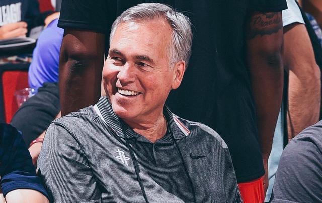 包含浙江队训练开放日，转会期主帅复盘引欢呼，欧篮联在即，高层口径保持一致的词条