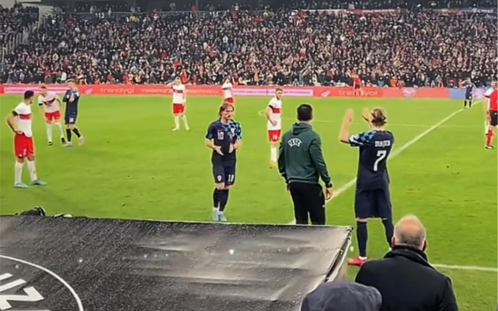 包含德约科维奇在皇家马德里比赛中锐不可当,大比分获胜引发热议!观众掌声雷动的词条 包含德约科维奇在皇家马德里比赛中锐不可当,大比分获胜引发热议!观众掌声雷动的词条